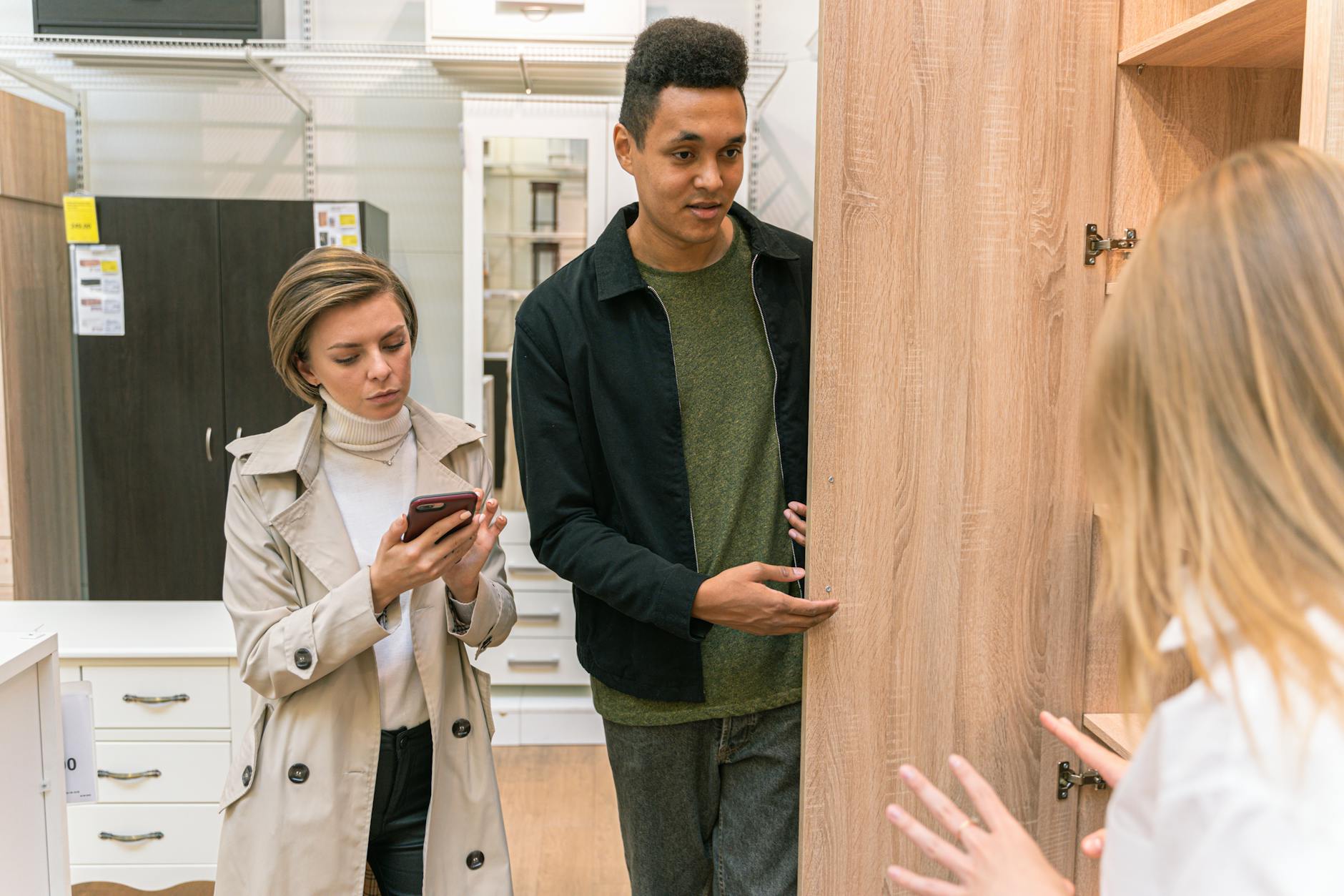 Para ogląda drewniane meble w nowoczesnym sklepie